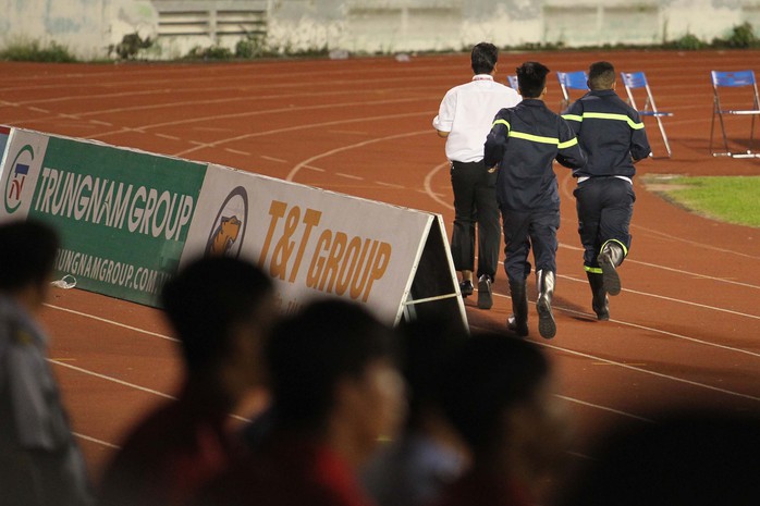 Thua Sài Gòn FC, CĐV Thanh Hoá ném pháo sáng xuống sân - Ảnh 5.