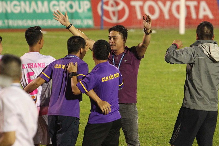 Thua Sài Gòn FC, CĐV Thanh Hoá ném pháo sáng xuống sân - Ảnh 7.