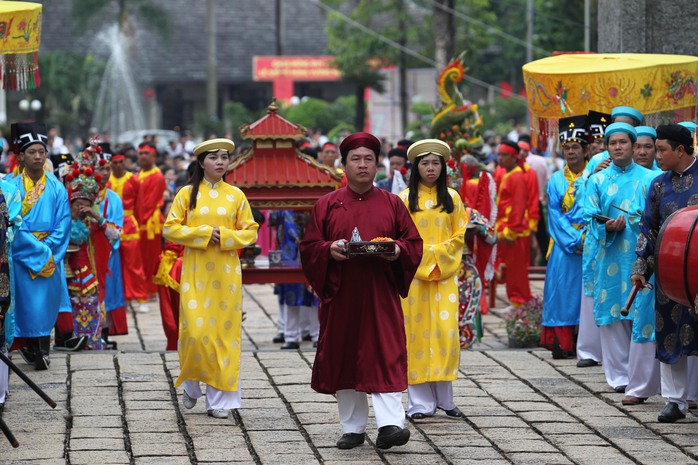 
Nghi lễ rước kiệu tại đền thờ Hùng Vương ở Công viên Lịch sử văn hóa dân tộc
