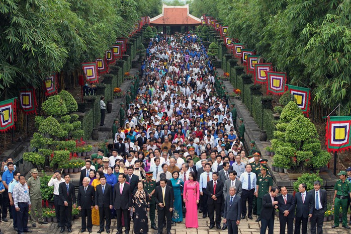 
Hàng ngàn người dân TP HCM cùng đến dự lễ giỗ tổ.
