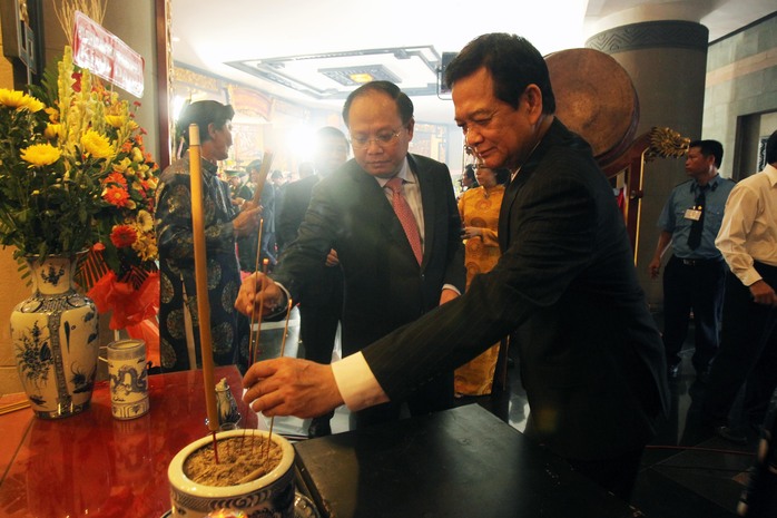 
Nguyên Thủ tướng Nguyễn Tấn Dũng thắp hương tưởng niệm các vua Hùng
