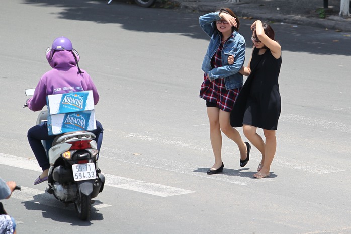 
... ngoài ra, nón lá Việt Nam cũng là một sự lựa chọn cho du khách vào mùa nóng.
