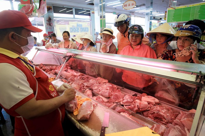 Chen nhau mua thịt heo cực rẻ 25.500 đồng/kg - Ảnh 10.