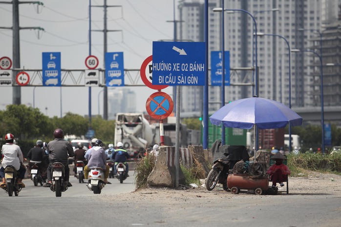 
Theo Đài Khí tượng Thủy văn khu vực Nam Bộ, nhiệt độ trung bình trong những ngày qua tại TPHCM cao nhất từ 35 đến 36 độ C. Tuy nhiên, nhiệt độ thực tế nóng hơn nhiều so với bản tin dự báo thời tiết.
