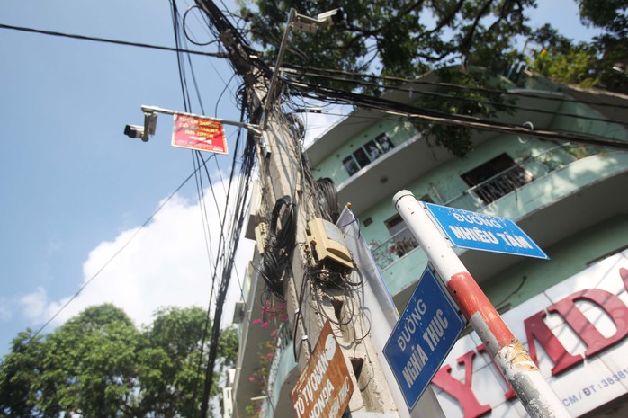 
Dọc các tuyến đường thuộc khu Phố vàng, bạc, đá trang sức đều có gắn camera an ninh để đảm bảo tình hình trật tự an ninh cho các hộ kinh doanh trong khu vực.
