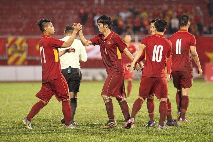 Fan vây kín Xuân Trường trên khán đài sau trận thắng 4-0 - Ảnh 7.