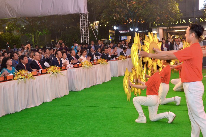 Ngắm nghệ sĩ Việt - Hàn - Nga - Campuchia lộng lẫy trên sân khấu - Ảnh 9.