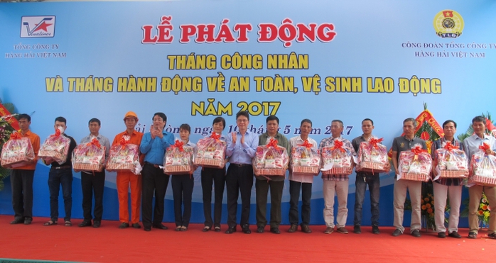 Vinalines hỗ trợ 131 công nhân lao động khó khăn - Ảnh 2.