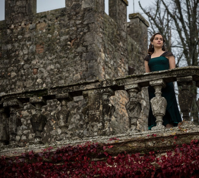Emilia trong phim Tiếng vọng từ tường đá