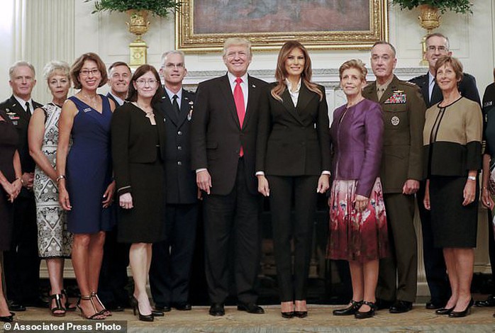 
Ông Donald Trump chụp ảnh cùng các trợ lý quân sự cấp cao nhất và vợ của họ. Ảnh: AP
