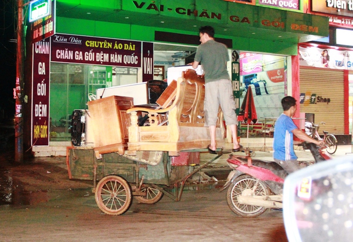 Lo sợ vỡ đê, người dân Thạch Thành trắng đêm chạy lũ - Ảnh 4.