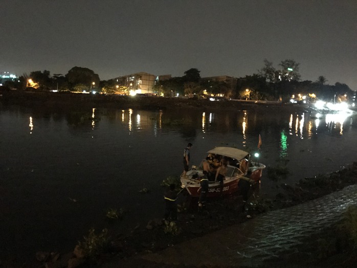 Nhiều giờ lặn tìm nạn nhân nghi rớt sông Sài Gòn  - Ảnh 2.