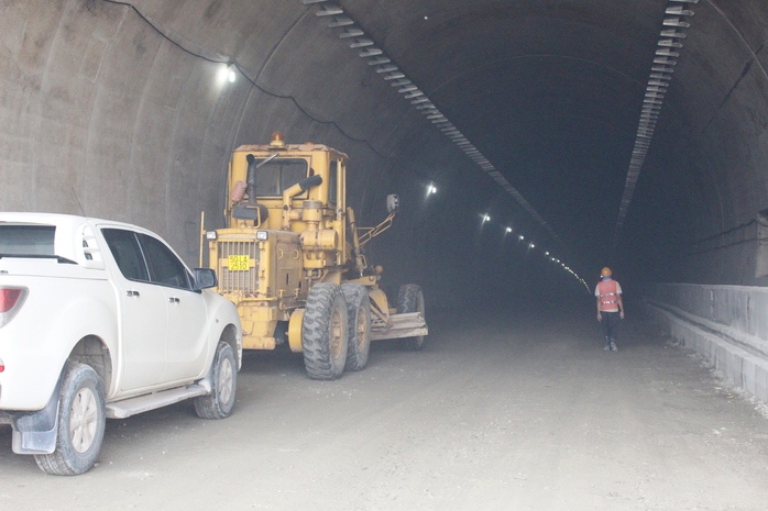 
Bên trong 1 ống hầm đèo Cả đang được hoàn thiện
