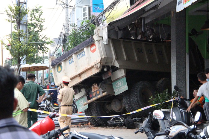 Xe ben phát còi inh ỏi rồi chui tọt vào cửa hàng - Ảnh 1.