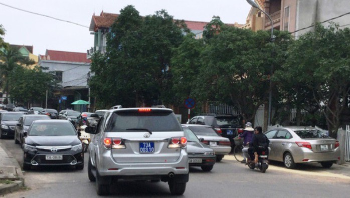 Dùng xe biển xanh đi ăn cưới ở Quảng Bình: Quy định của Chính phủ bị phớt lờ! - Ảnh 1.