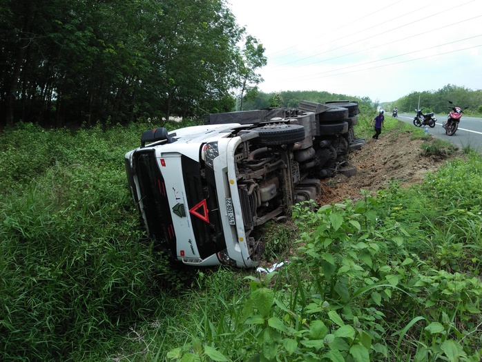 Tài xế ngủ gật, xe đầu kéo lật tại Km999 đường Hồ Chí Minh - Ảnh 1.