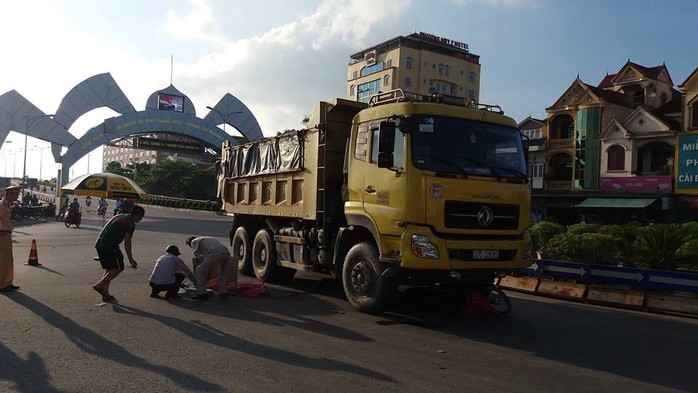 Mẹ nguy kịch, con 3 tuổi tử vong dưới bánh xe tải - Ảnh 1.