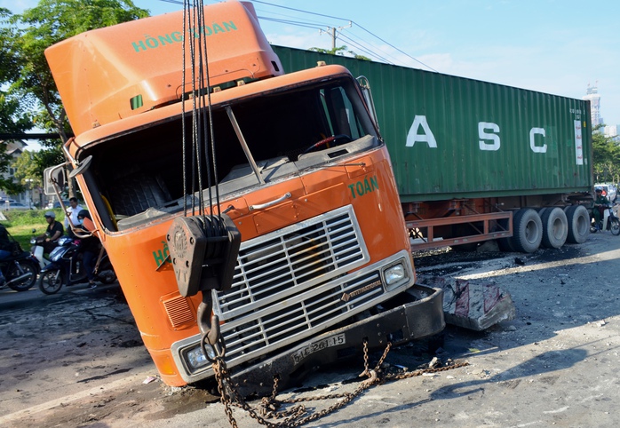 Kinh hoàng xe container “cày” mặt đường dốc cầu Sài Gòn - Ảnh 2.