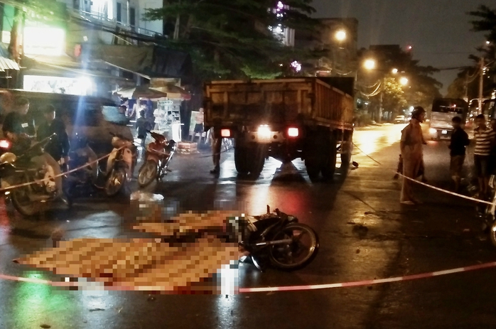 Xe tải tông xe máy, 3 công nhân trẻ tử vong - Ảnh 1.