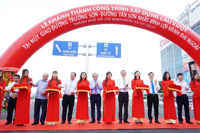 Thông xe cầu vượt ở 2 nút giao cửa ngõ sân bay Tân Sơn Nhất - Ảnh 3.
