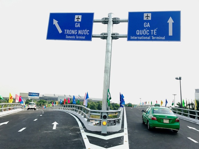Thông xe cầu vượt ở 2 nút giao cửa ngõ sân bay Tân Sơn Nhất - Ảnh 2.