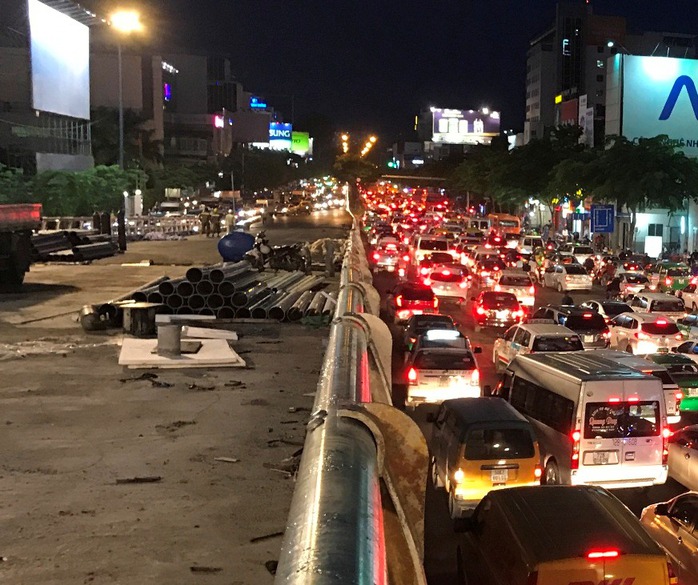 Từ ngày 3-7, khai thác cầu vượt ở cổng sân bay Tân Sơn Nhất - Ảnh 1.