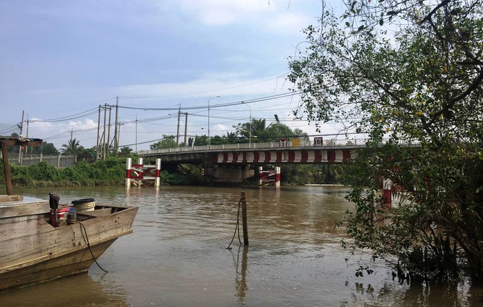 Bàng hoàng thấy người phụ nữ nhảy cầu ở quận 9 - Ảnh 1.