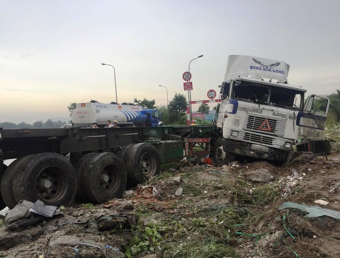 Tai nạn nghiêm trọng ở dốc cầu Phú Mỹ, 2 người tử vong - Ảnh 3.