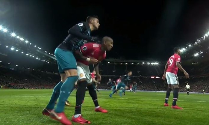 Pogba bị ném đá, Young đối mặt án phạt - Ảnh 1.