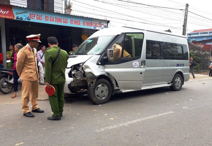 Xe máy tông thẳng vào đầu ô tô 16 chỗ, 1 người tử vong - Ảnh 1.