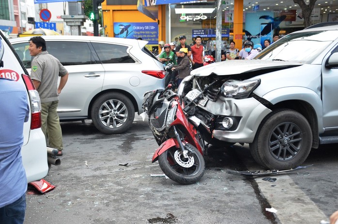 TP HCM: Tai nạn liên hoàn trên đường Phan Xích Long, kẹt xe kéo dài - Ảnh 1.