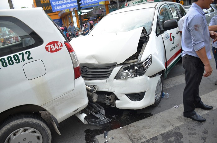 TP HCM: Tai nạn liên hoàn trên đường Phan Xích Long, kẹt xe kéo dài - Ảnh 2.