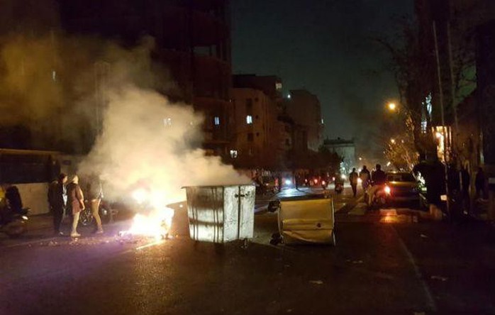 Biểu tình bạo lực ở Iran, hơn 10 người thiệt mạng - Ảnh 2.
