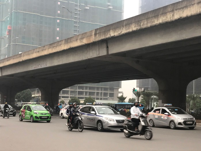 4 năm vẫn loay hoay quản Uber, Grab - Ảnh 1.