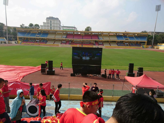 Lắp 15 màn hình khủng 60-120 m2 xem U23 Việt Nam đá chung kết - Ảnh 1.