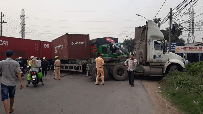 Tai nạn liên hoàn trên Quốc lộ 1, kẹt xe kéo dài - Ảnh 2.