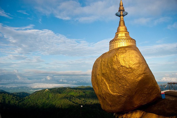Kỳ lạ tảng đá dát vàng nằm chênh vênh trên núi nghìn năm - Ảnh 1. Kỳ lạ tảng đá dát vàng nằm chênh vênh trên núi nghìn năm - Ảnh 1.