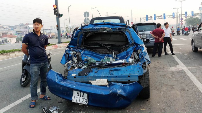 3 “xế hộp” biến dạng sau tai nạn trên đường Phạm Văn Đồng - Ảnh 3.