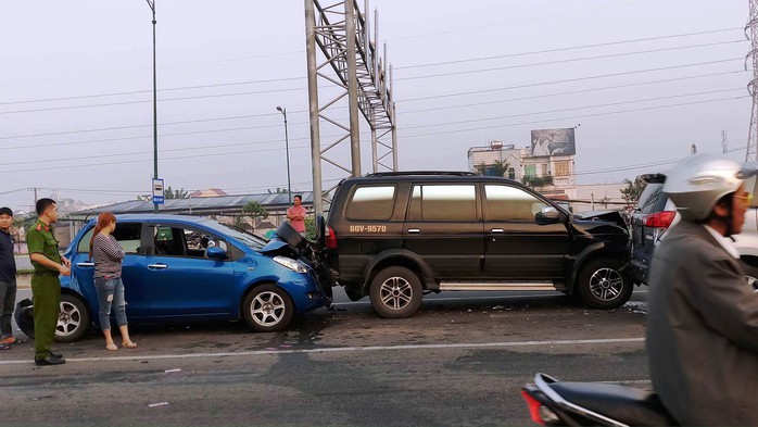 3 “xế hộp” biến dạng sau tai nạn trên đường Phạm Văn Đồng - Ảnh 2.