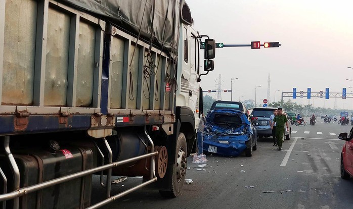 3 “xế hộp” biến dạng sau tai nạn trên đường Phạm Văn Đồng - Ảnh 1.