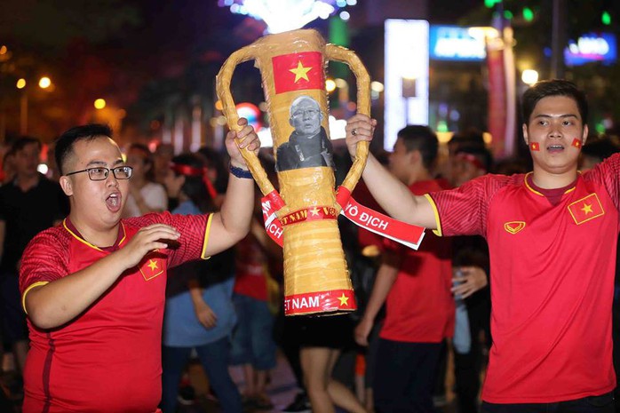 CĐV tràn ngập đường phố Sài Gòn dù U23 Việt Nam về nhì - Ảnh 21.