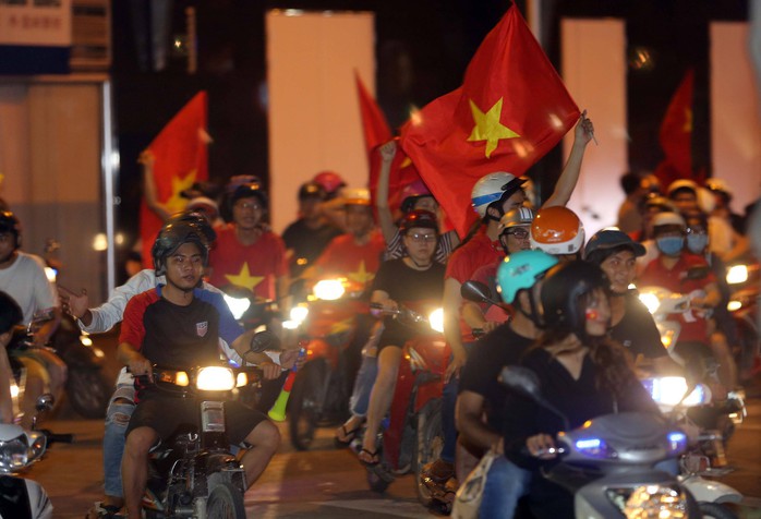 CĐV tràn ngập đường phố Sài Gòn dù U23 Việt Nam về nhì - Ảnh 19.