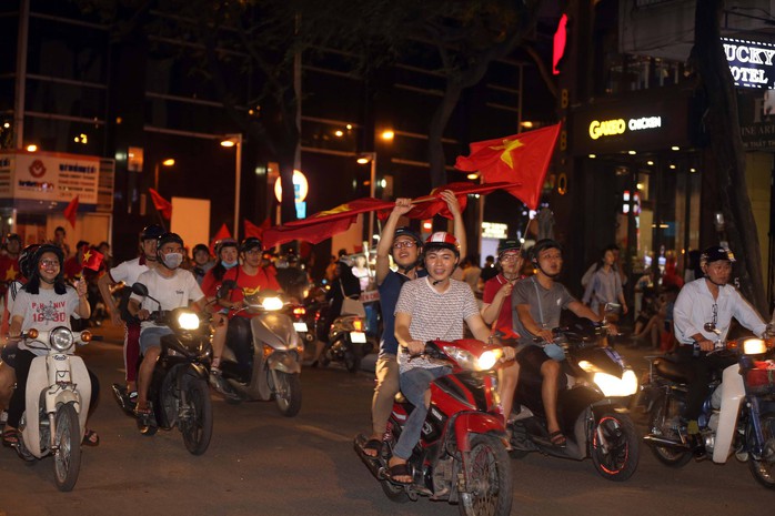 CĐV tràn ngập đường phố Sài Gòn dù U23 Việt Nam về nhì - Ảnh 18.