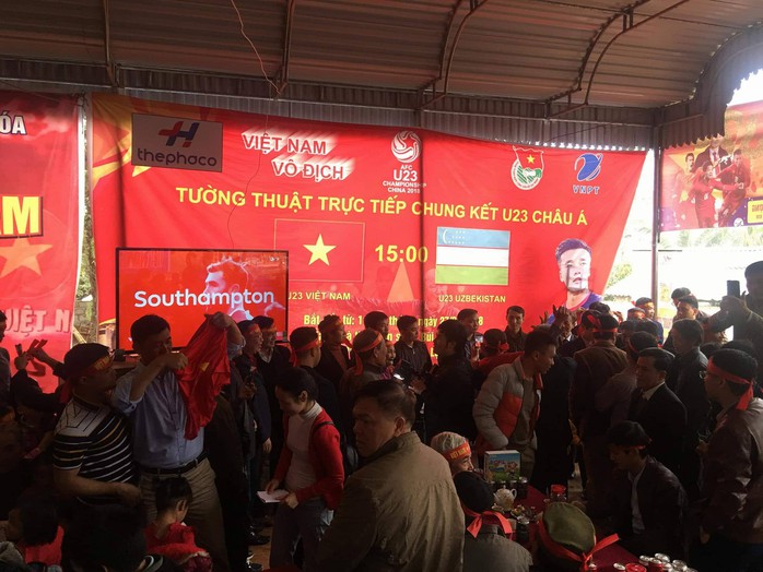 Mẹ Bùi Tiến Dũng ngất khi Quang Hải ghi bàn gỡ hòa cho U23 Việt Nam - Ảnh 4.