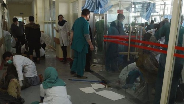 Taliban đánh bom bằng xe cứu thương, 214 người thương vong - Ảnh 2.