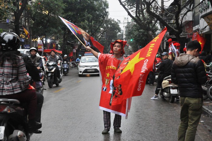 Phó Thủ tướng reo mừng giây phút Quang Hải ghi tuyệt phẩm - Ảnh 11.