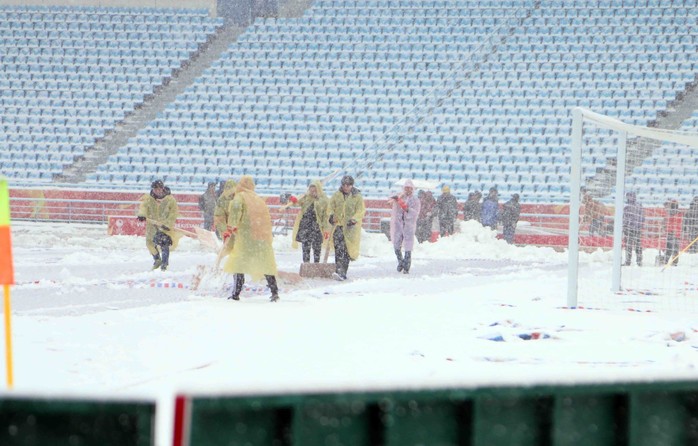 Trước trận U23 Việt Nam - Uzbekistan: Sân bóng ngập trong tuyết - Ảnh 2.