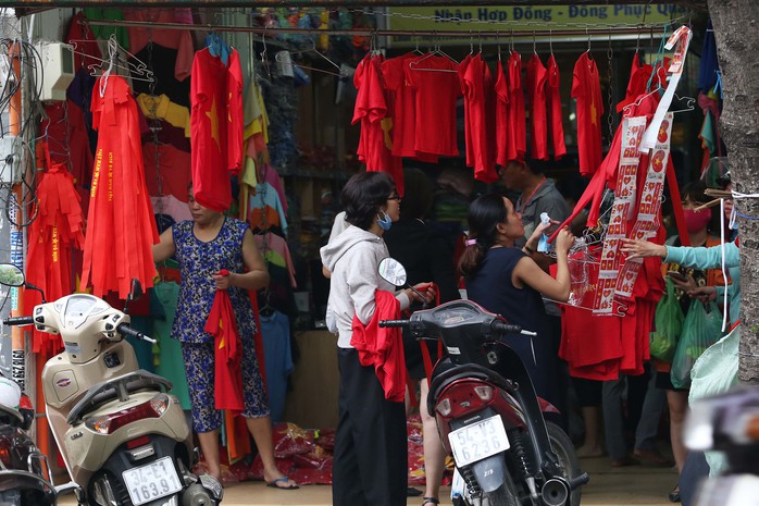 Người Sài Gòn đổ xô mua áo, cờ... cổ vũ U23 Việt Nam - Ảnh 8.