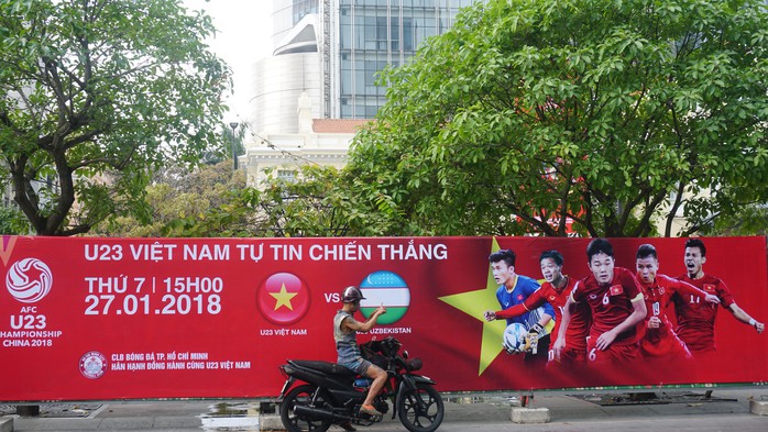 Lắp hàng loạt màn hình khủng xem trực tiếp U23 Việt Nam thi đấu - Ảnh 1.