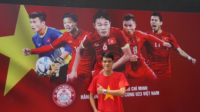 Lắp hàng loạt màn hình khủng xem trực tiếp U23 Việt Nam thi đấu - Ảnh 2.